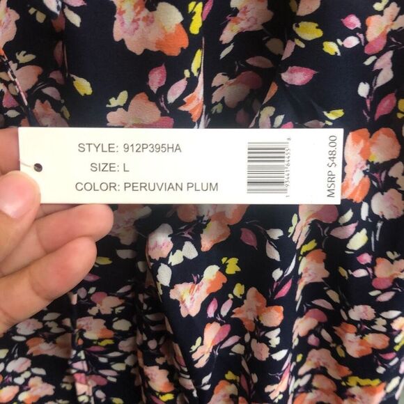 357. Counterparts v-neck floral blouse size large NWT - Picture 5 of 7